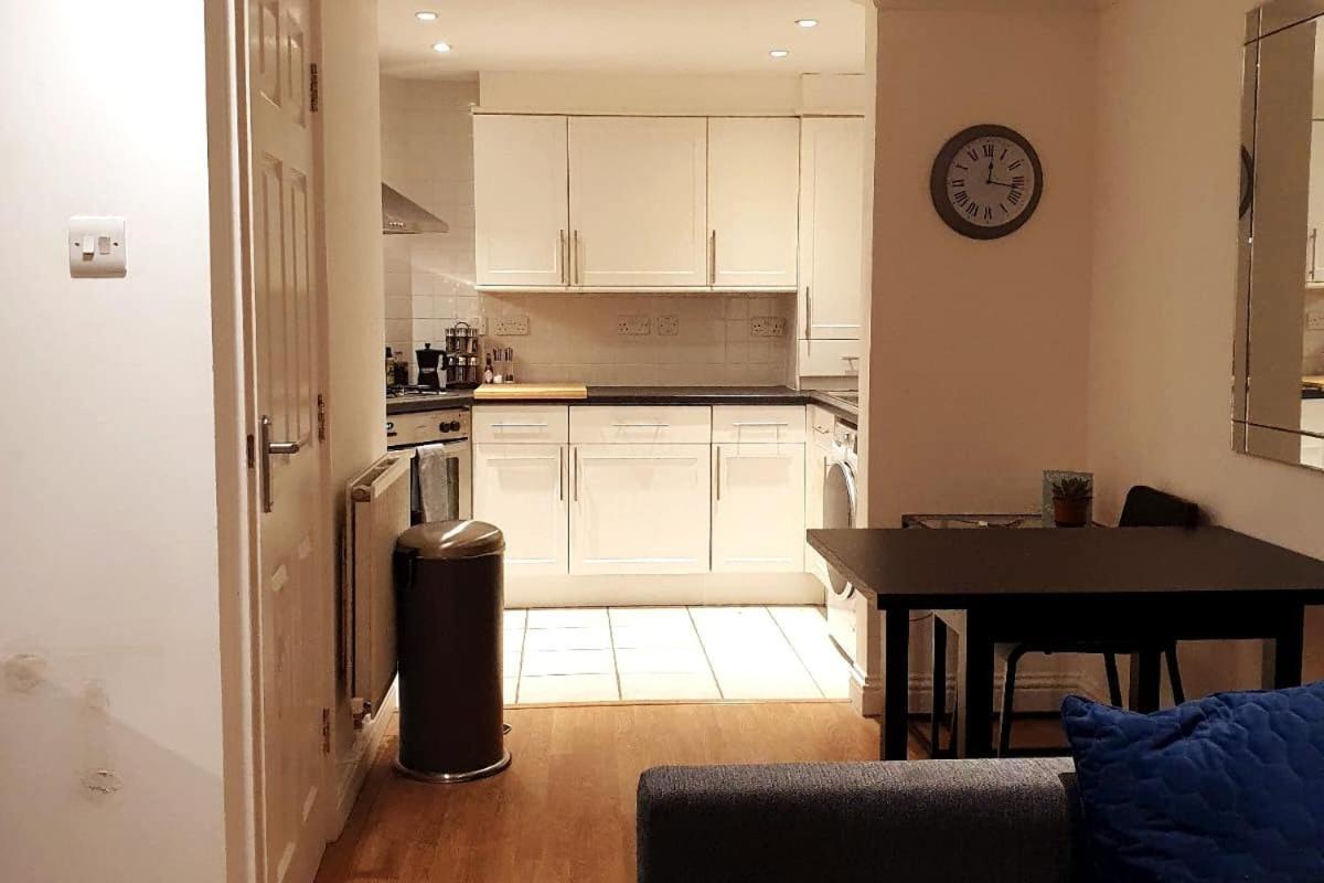 One Bedroom Flat - Pets Welcome Apartment Chertsey